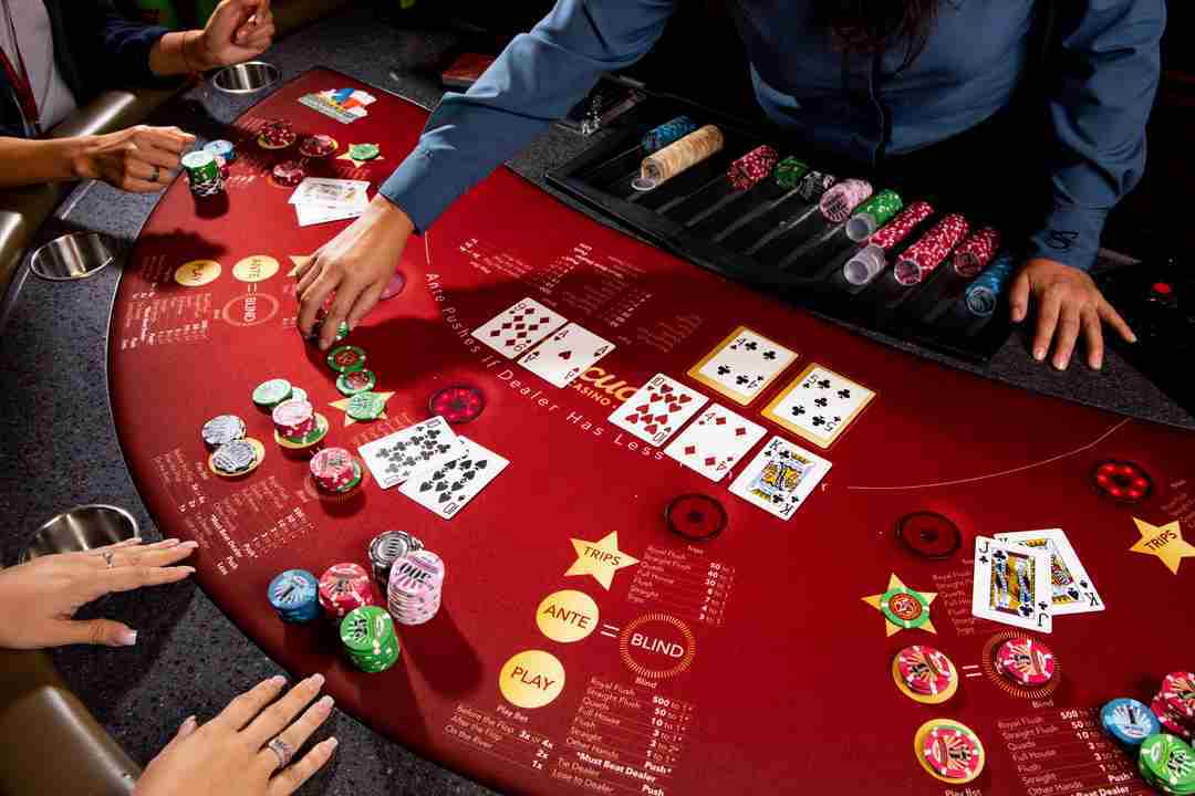 Bàn chơi Poker hiện đại tại Roxy Casino